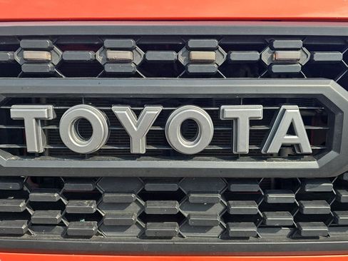 Used 2017 Toyota Tacoma TRD Sport AWD/4WD image 9