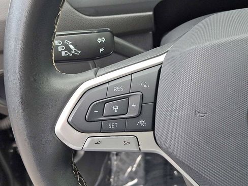 Used 2024 Volkswagen Tiguan SE image 16