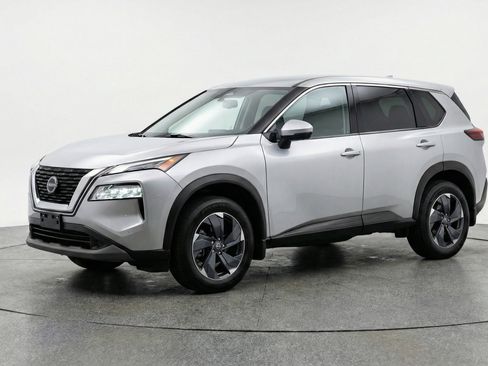 Used 2025 Nissan Rogue SV image 3