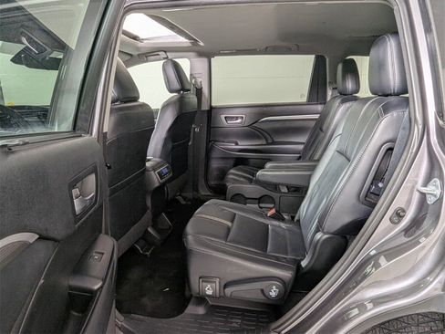 Used 2017 Toyota Highlander SE image 22