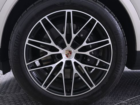 Certified 2025 Porsche Cayenne AWD/4WD image 11