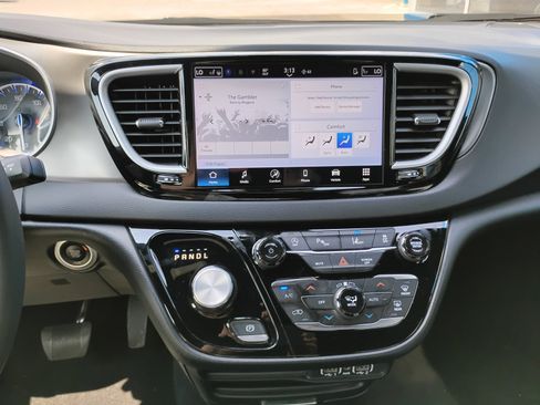 Used 2025 Chrysler Pacifica Select FWD image 18