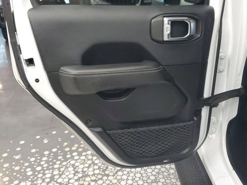 Used 2018 Jeep Wrangler Unlimited Sahara image 16