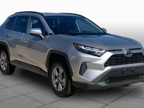 Used 2022 Toyota RAV4 XLE w/ Convenience Package AWD/4WD image 2