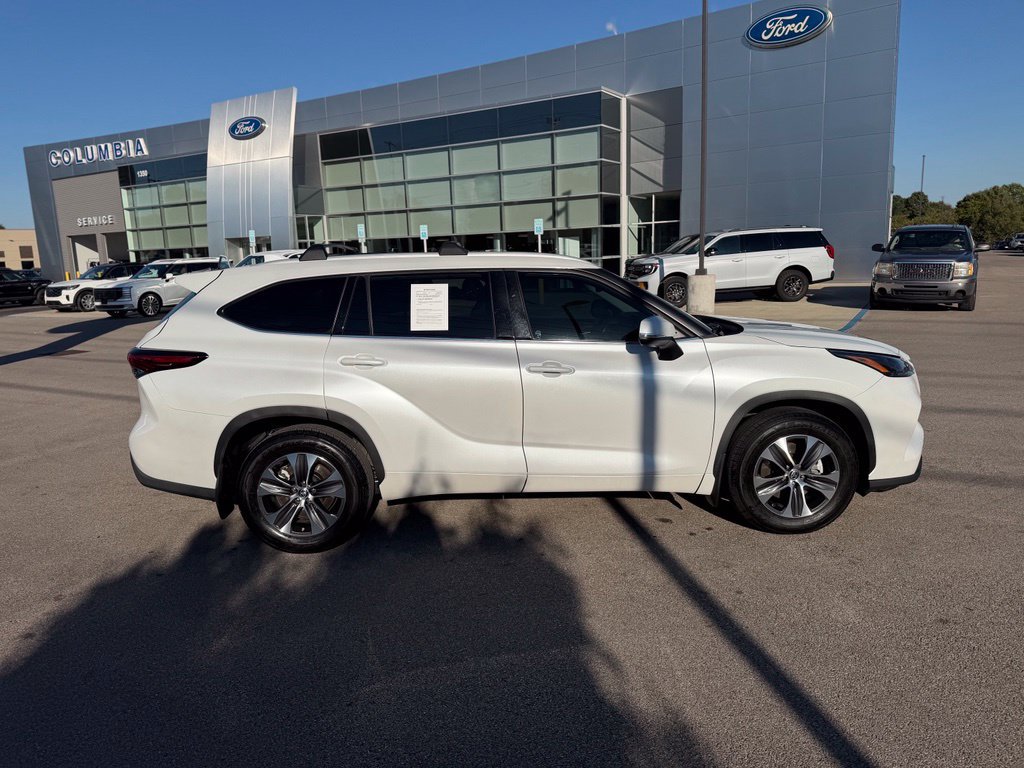 Used 2022 Toyota Highlander XLE AWD/4WD image 7