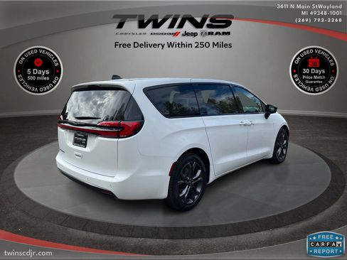 New 2026 Chrysler Pacifica Select image 3