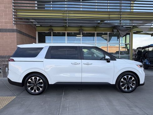 Used 2024 Kia Carnival EX image 9