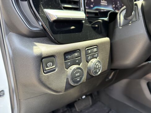 Used 2024 Chevrolet Silverado 2500 LTZ w/ LTZ Convenience Package AWD/4WD image 28