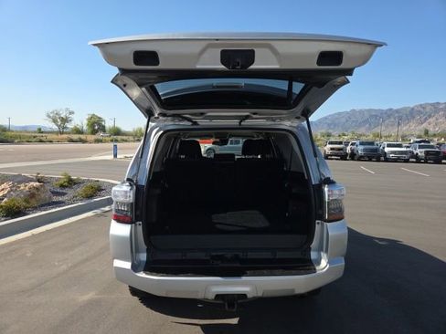 Used 2022 Toyota 4Runner SR5 AWD/4WD image 7