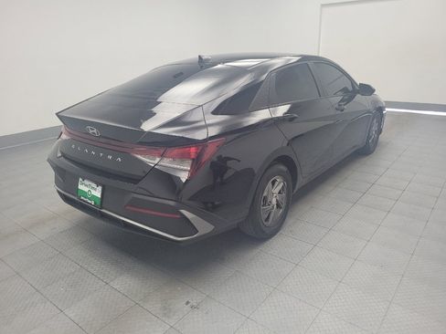 Used 2025 Hyundai Elantra SE FWD image 9