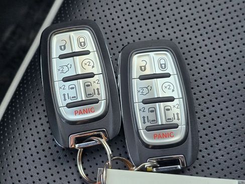 Used 2026 Chrysler Pacifica Limited AWD/4WD image 33