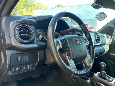 Used 2020 Toyota Tacoma TRD Off-Road w/ Technology Package image 10