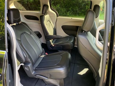 Used 2024 Chrysler Pacifica Touring-L FWD image 35