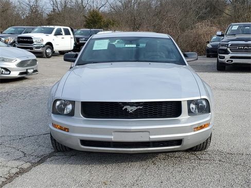 Used 2005 Ford Mustang Deluxe image 2