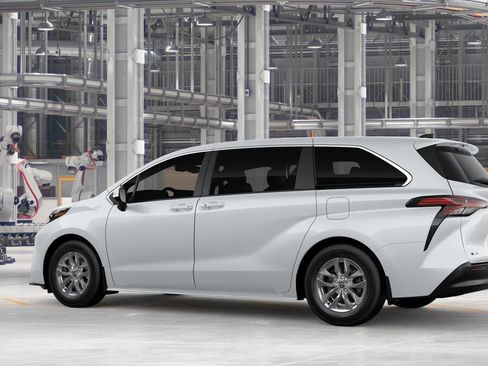 New 2026 Toyota Sienna LE FWD image 5