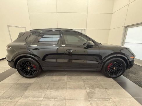 Certified 2025 Porsche Cayenne S AWD/4WD image 9