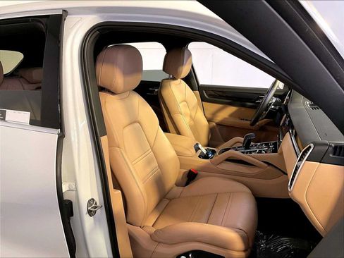 Certified 2021 Porsche Cayenne AWD/4WD image 18