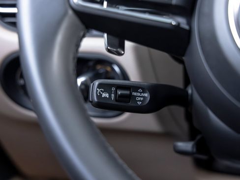 Certified 2026 Porsche Macan AWD/4WD image 32