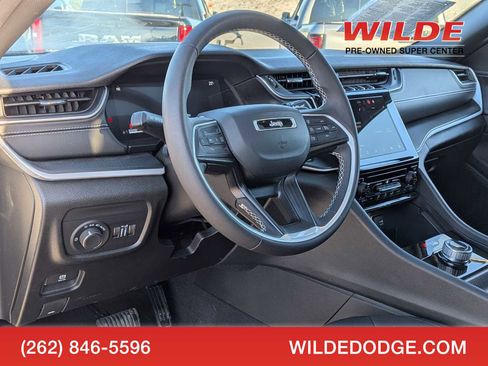 Used 2024 Jeep Grand Cherokee Laredo X image 1