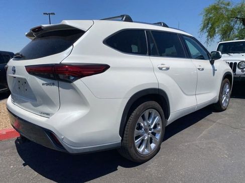 Used 2021 Toyota Highlander Limited FWD image 3
