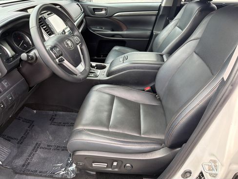 Used 2019 Toyota Highlander Limited AWD/4WD image 3