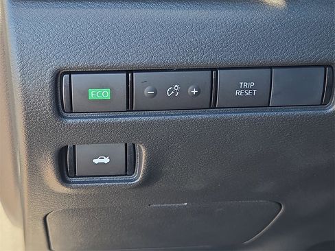 Used 2025 Nissan Sentra SV image 25