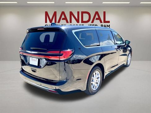 Used 2024 Chrysler Pacifica Touring-L FWD image 6