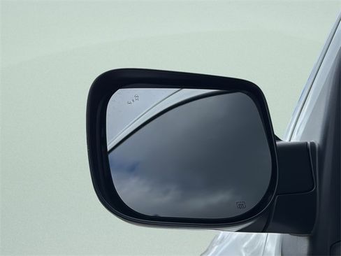 Used 2023 Nissan Titan SV image 10