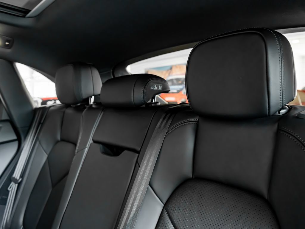 Certified 2026 Porsche Macan AWD/4WD image 25