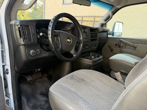 Used 2019 Chevrolet Express 3500 w/ Driver Convenience Package RWD image 11