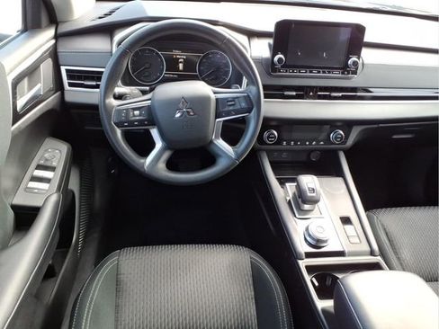 Used 2024 Mitsubishi Outlander ES image 15