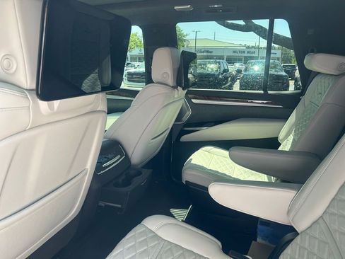 Certified 2025 Cadillac Escalade Premium Luxury Platinum w/ LPO, Radiant Package image 11