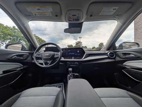 Used 2025 Chevrolet Trax LT w/ LT Convenience Package FWD image 23
