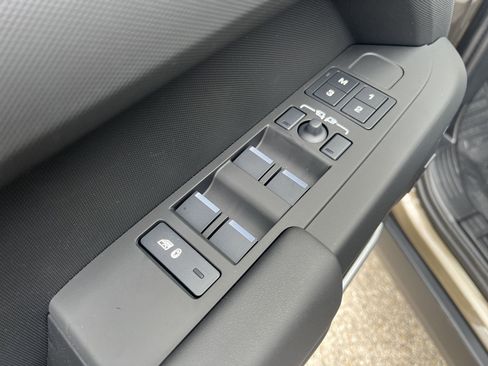 Used 2025 Land Rover Defender 110 X-Dynamic SE image 21