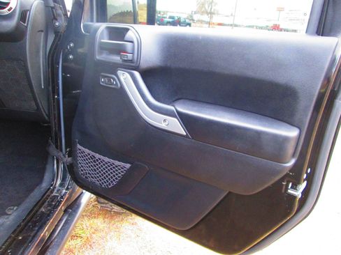 Used 2015 Jeep Wrangler Unlimited Rubicon image 12