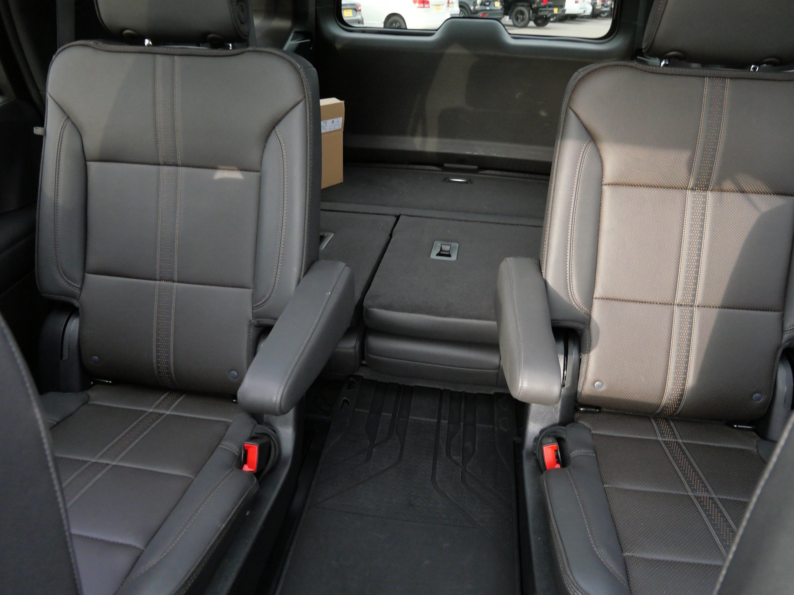 Used 2025 Chevrolet Tahoe High Country AWD/4WD image 13