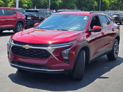 Certified 2025 Chevrolet Trax LT w/ LT Convenience Package FWD image 5