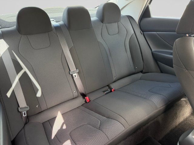 Used 2025 Hyundai Elantra SE FWD image 18