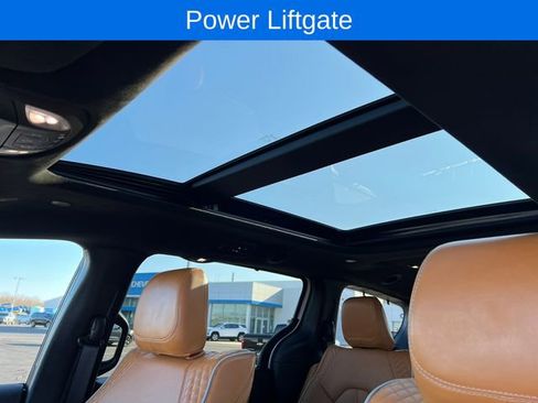 Used 2023 Chrysler Pacifica Pinnacle FWD image 16