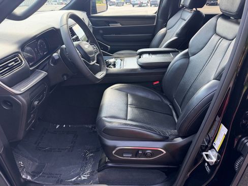 Used 2024 Jeep Wagoneer L Series III w/ Flexible Seating Group AWD/4WD image 28