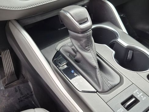 Used 2020 Toyota Highlander XLE AWD/4WD image 24
