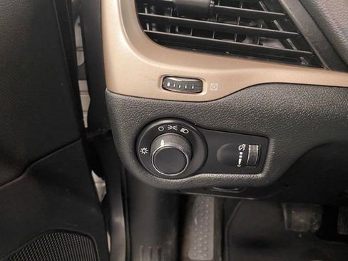 Used 2015 Jeep Cherokee Sport image 15