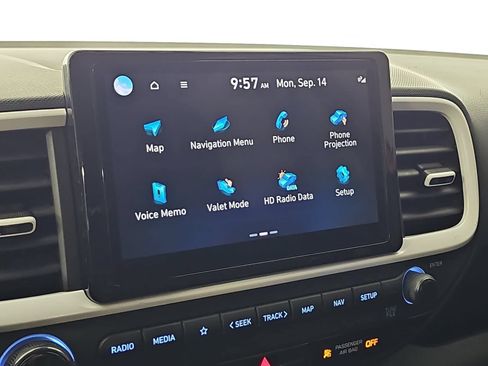 Used 2024 Hyundai Venue Limited FWD image 20