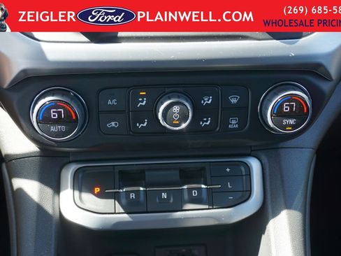 Used 2023 GMC Acadia SLT w/ LPO, Floor Liner Package AWD/4WD image 21