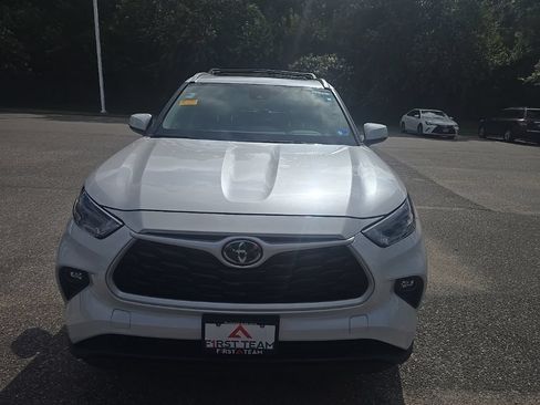Used 2024 Toyota Highlander XLE FWD image 2