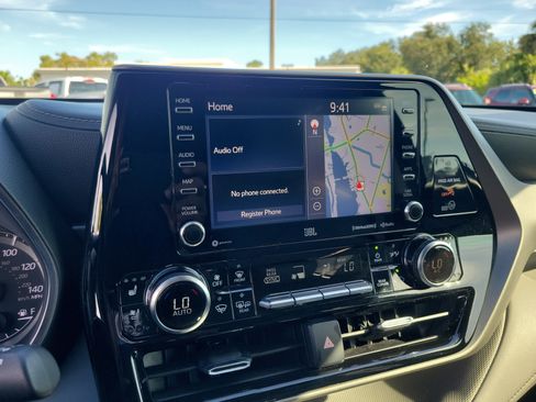 Used 2020 Toyota Highlander Limited FWD image 25