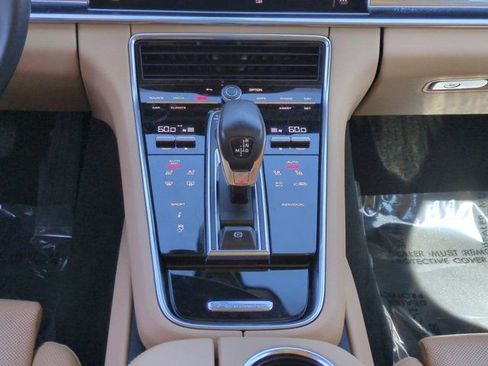 Used 2022 Porsche Panamera image 18