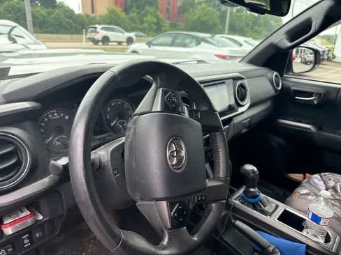 Used 2018 Toyota Tacoma TRD Sport AWD/4WD image 8
