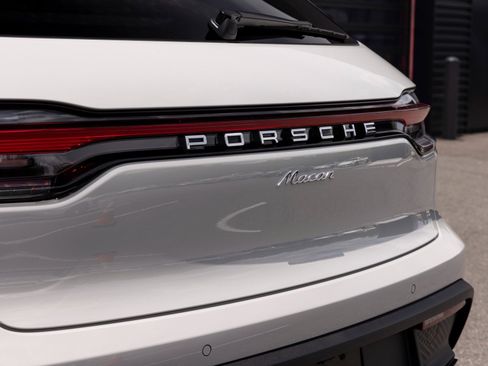 Certified 2025 Porsche Macan image 12