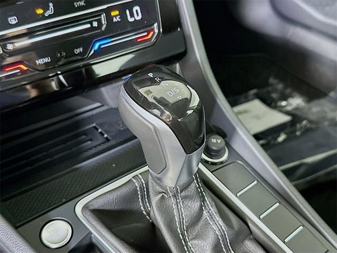 Used 2025 Volkswagen Jetta SE image 22